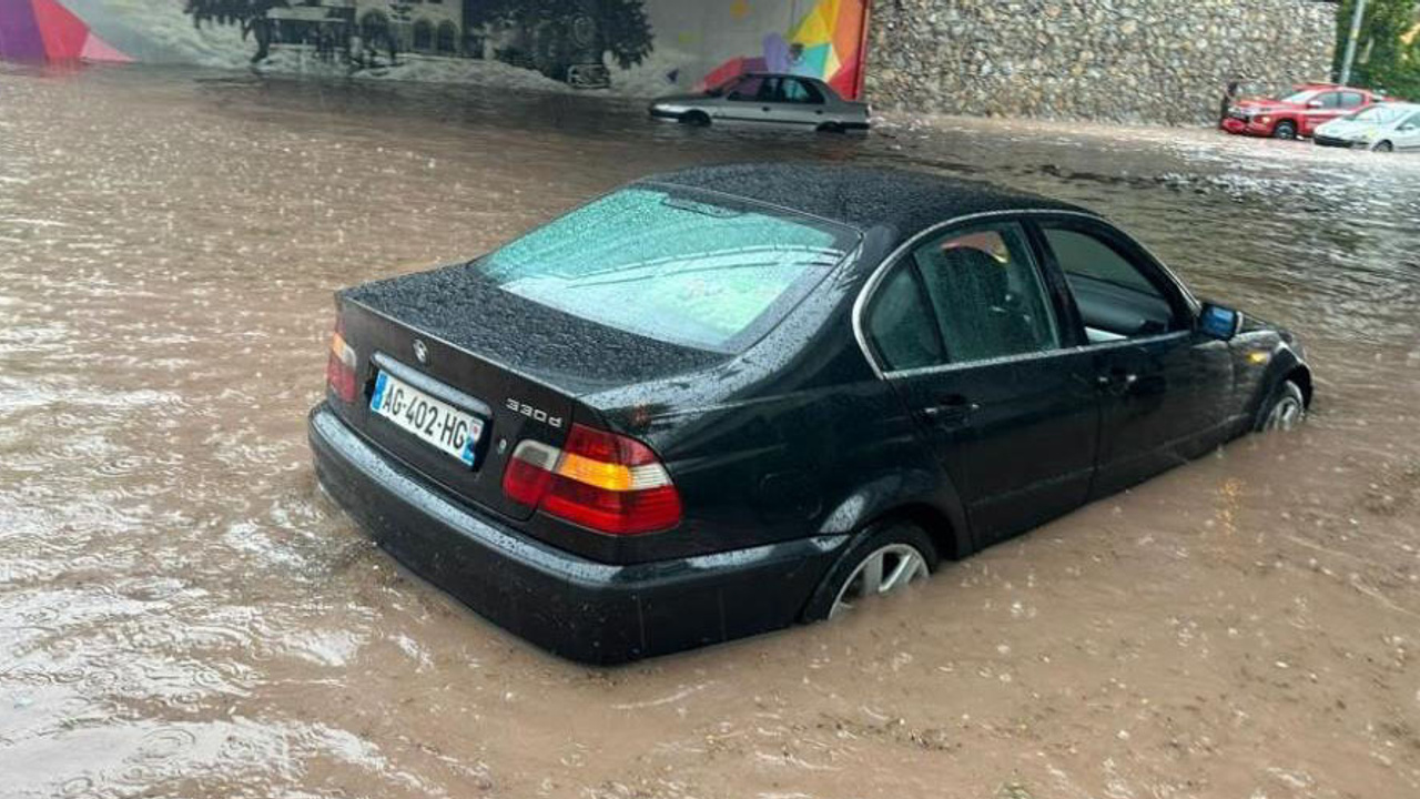 Ankara'da sağanak yağış etkisi Ankara'da 2 araç yağmur sularının altında kaldı