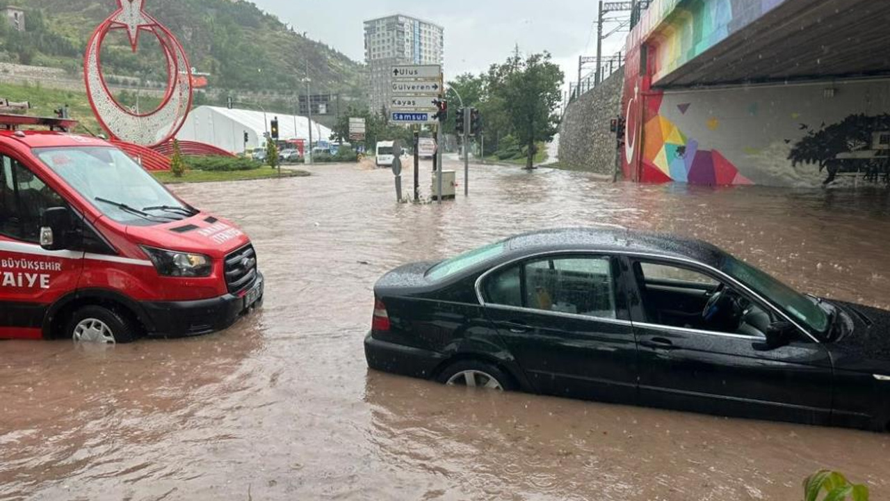 Mamak'ta 2 araç sular altında kaldı!