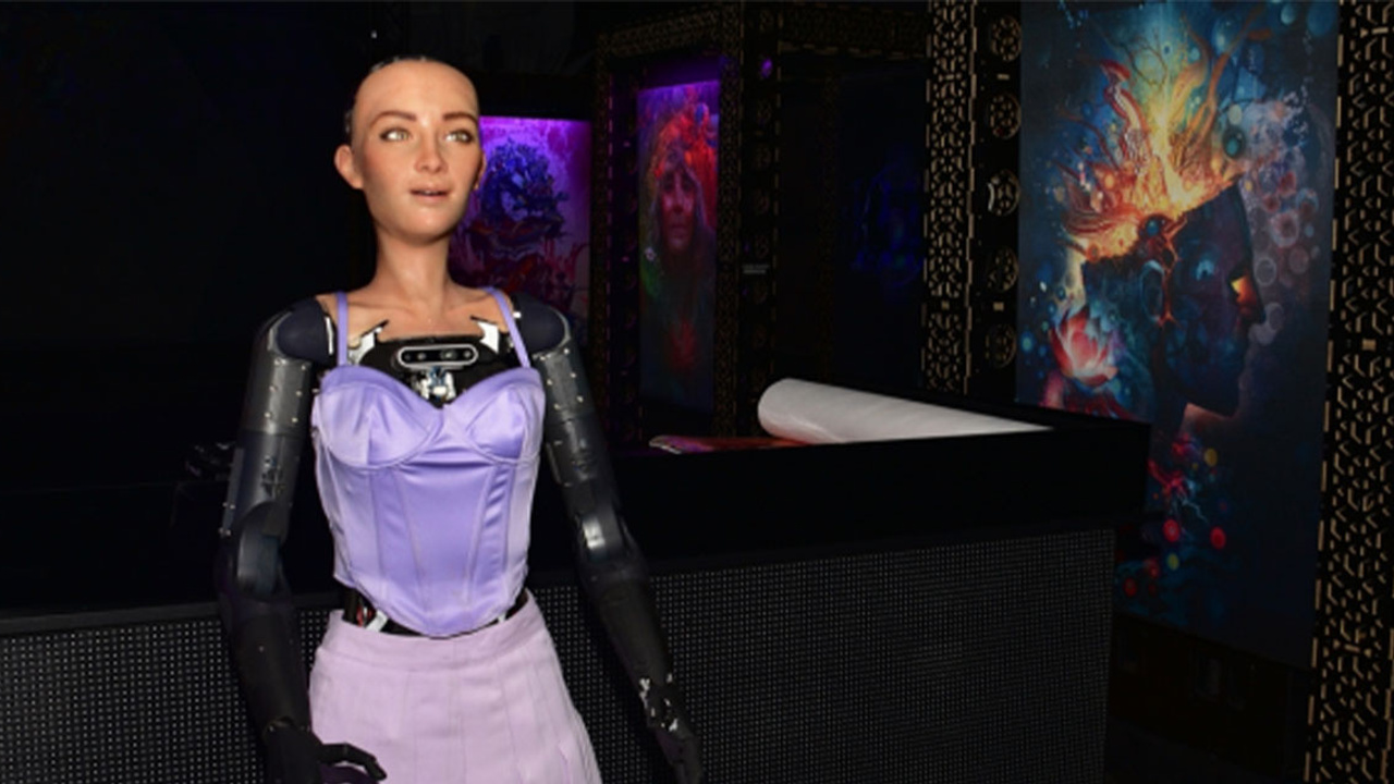 Vatandaşlık alan ilk robot Sophia Türkiye ile ilgili soruları yanıtladı