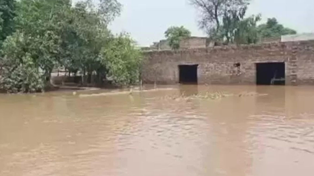 Pakistan’da şiddetli yağışlar hayatı olumsuz etkiledi