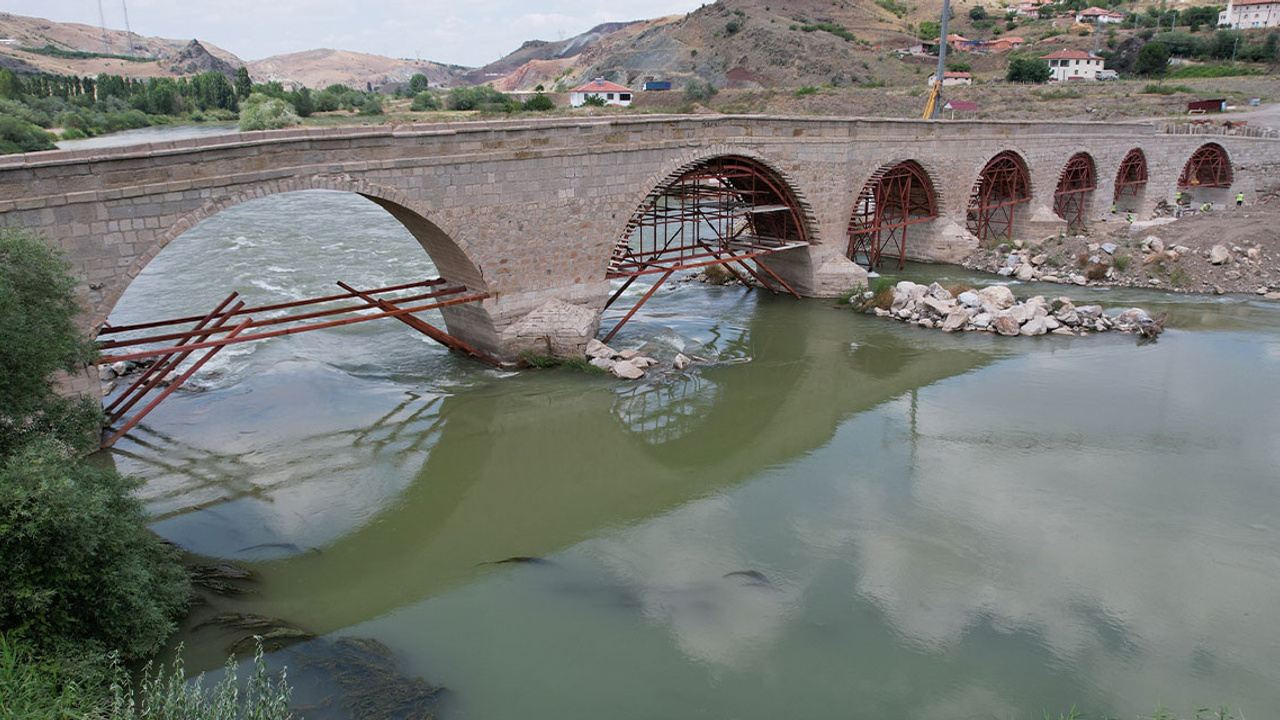 Timur'un ilerlemesine engel olamayan tarihi Kalecik Köprüsü restore ediliyor