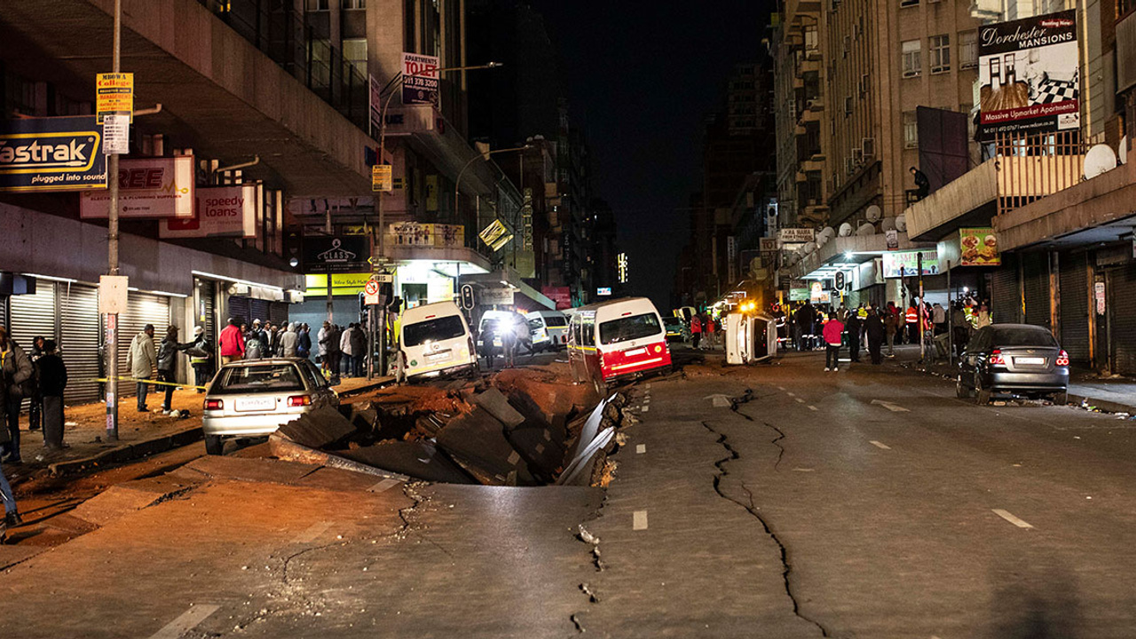 Güney Afrika’da patlama oldu: Yolarda yarıklar oluştu