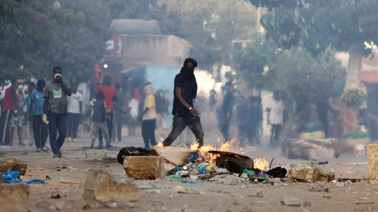 Senegal'de yolcu minibüsüne molotofkokteyli atılması sonucu 2 kişi öldü