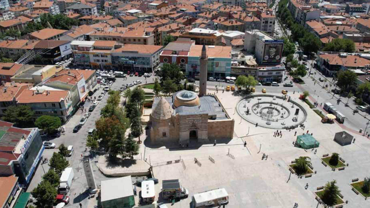 8 asırlık Cacabey Medresesi görenleri hayran bırakıyor