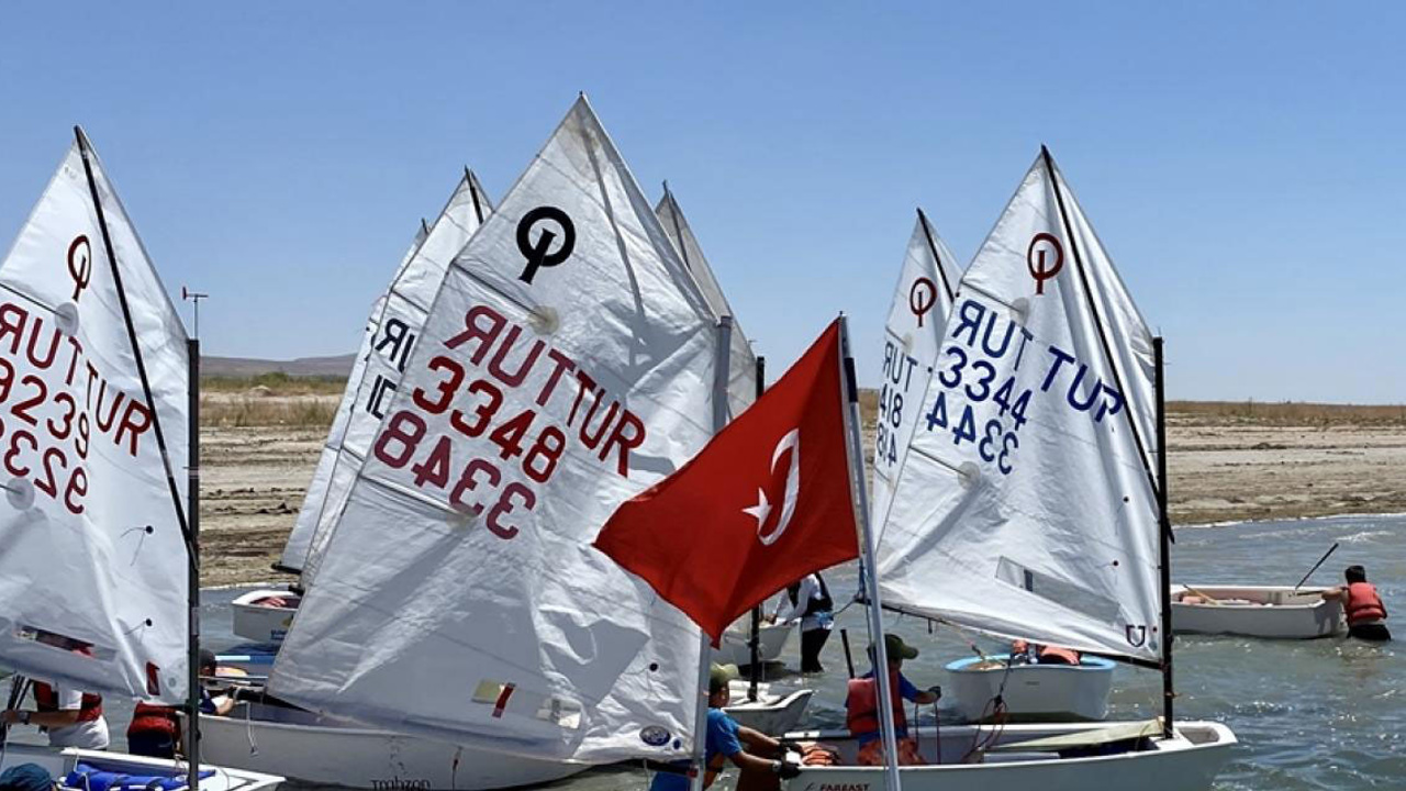 Kırşehir'de Hirfanlı Baraj Gölü Optimist Yelken Yarışı coşkusu