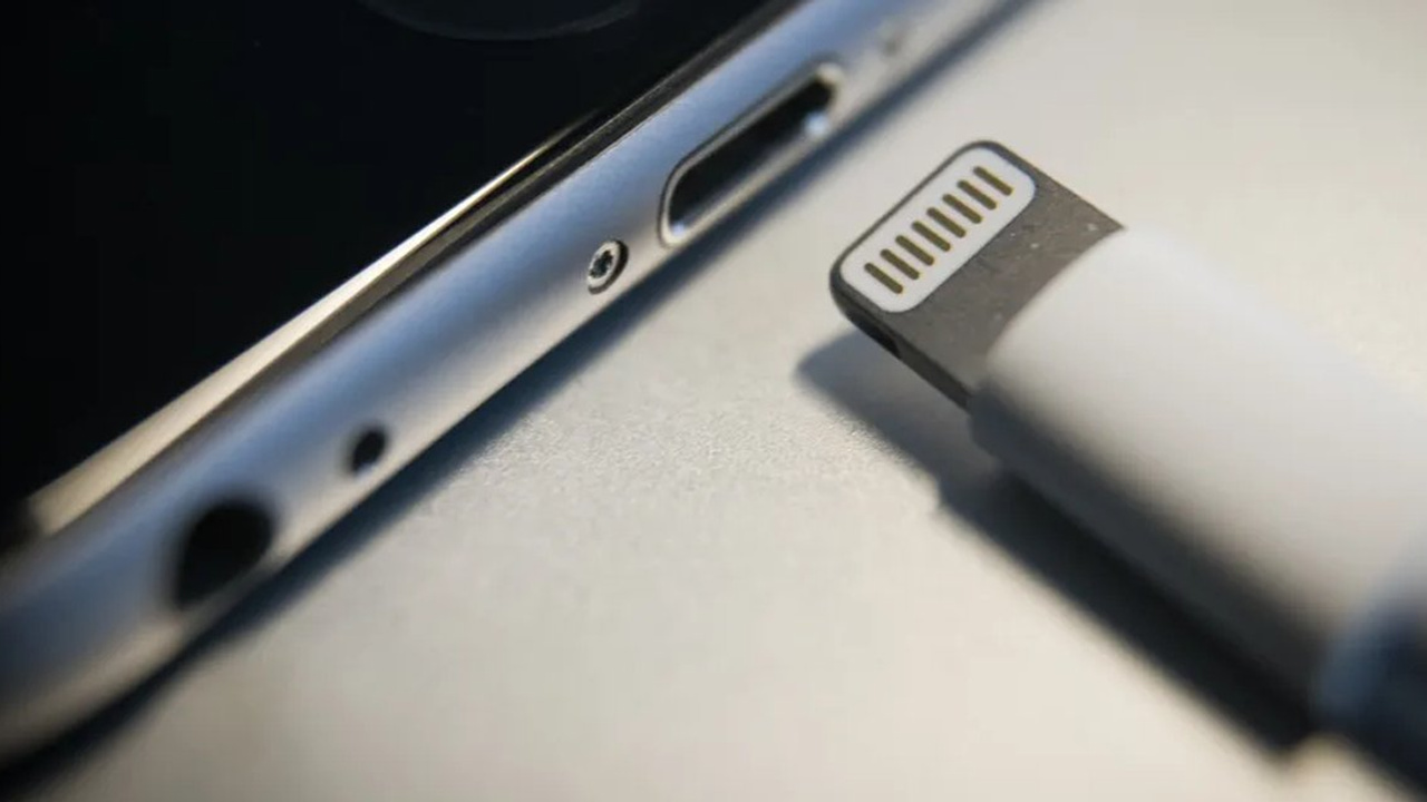 Apple: Telefonunuzu şarj ederken asla yanında uyumayın