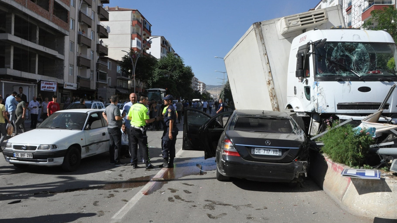 Yozgat'ta freni patlayan kamyon dehşet saçtı