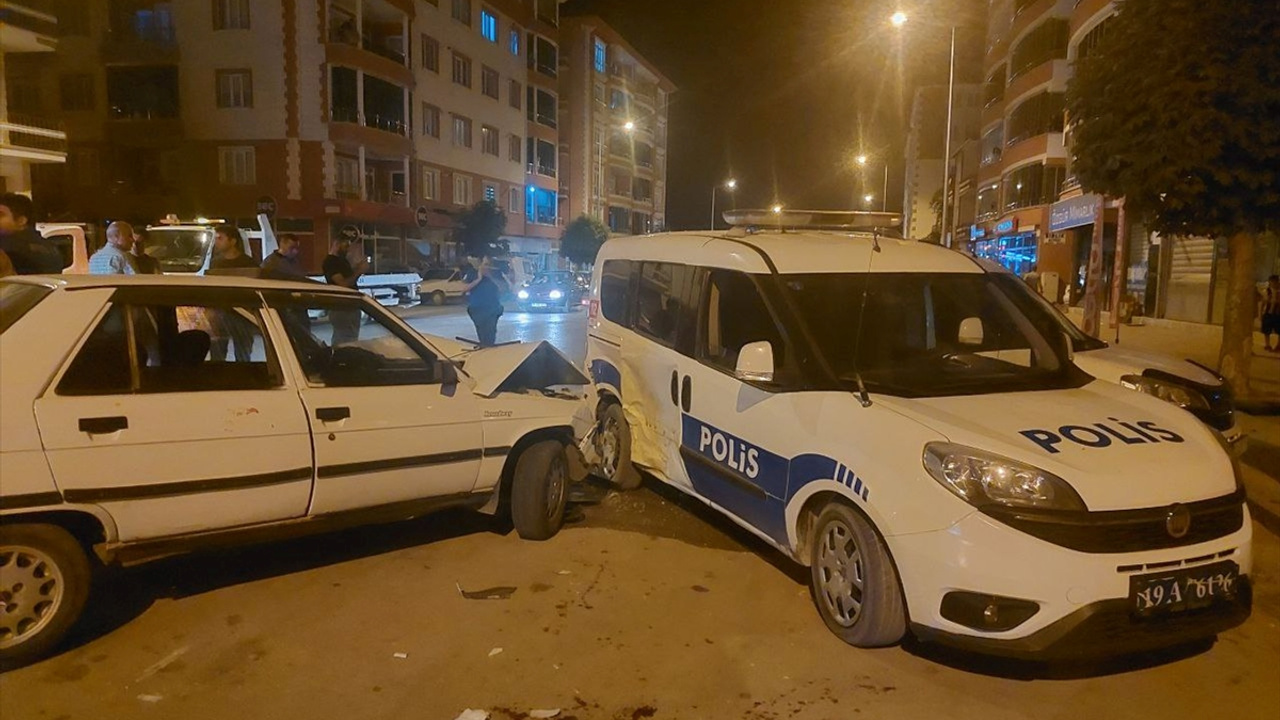 Çorum'da otomobil park halindeki polis aracına çarptı