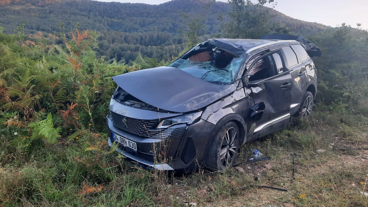 Ayancık'ta takla atan otomobildeki 3 kişi hafif yaralandı