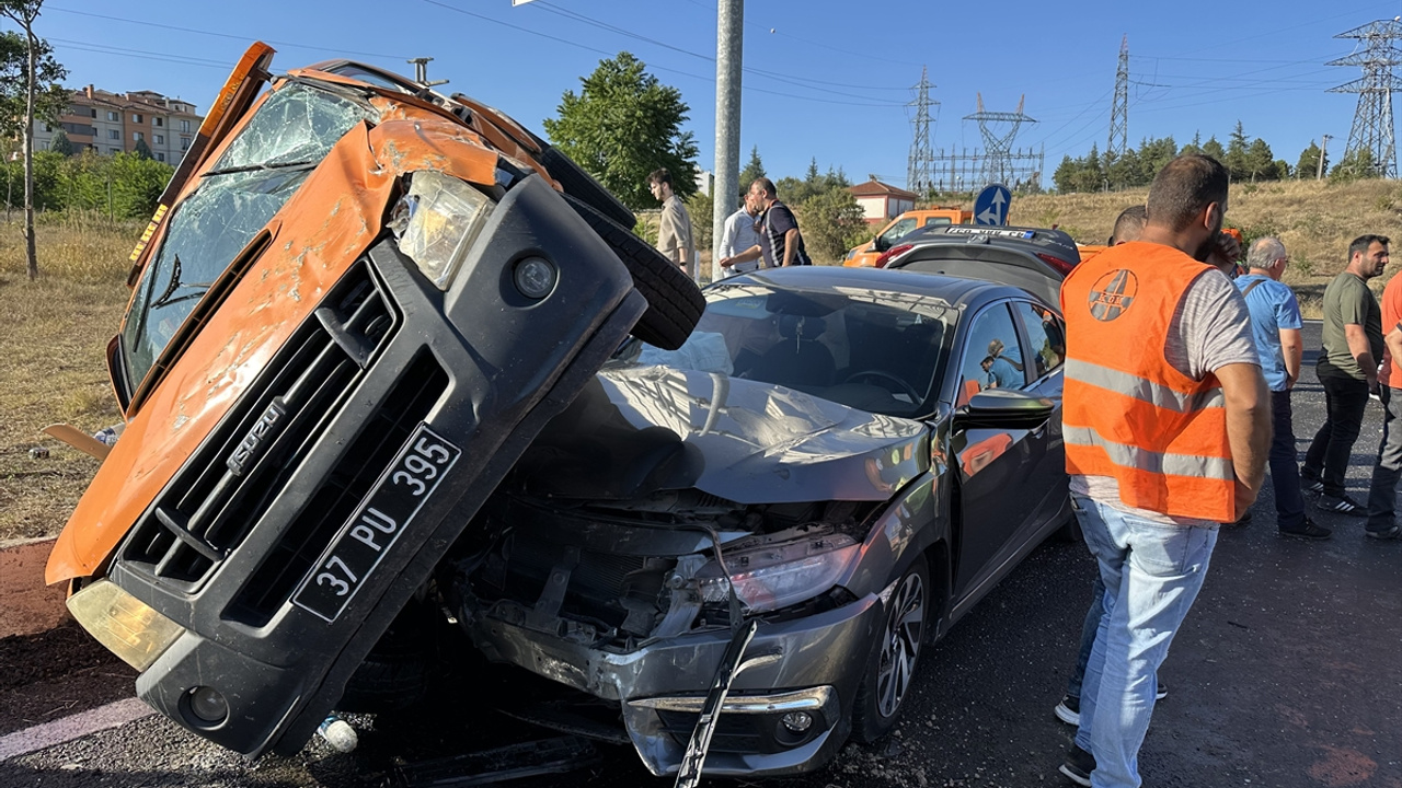 Karabük'te kamyonetle otomobilin çarpışması sonucu 6 kişi yaralandı