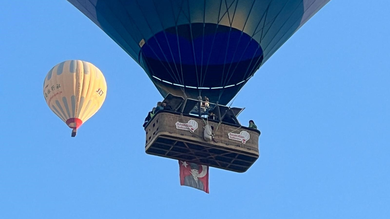 Kapadokya’da sıcak hava balonları 30 Ağustos Zafer Bayramı için uçtu