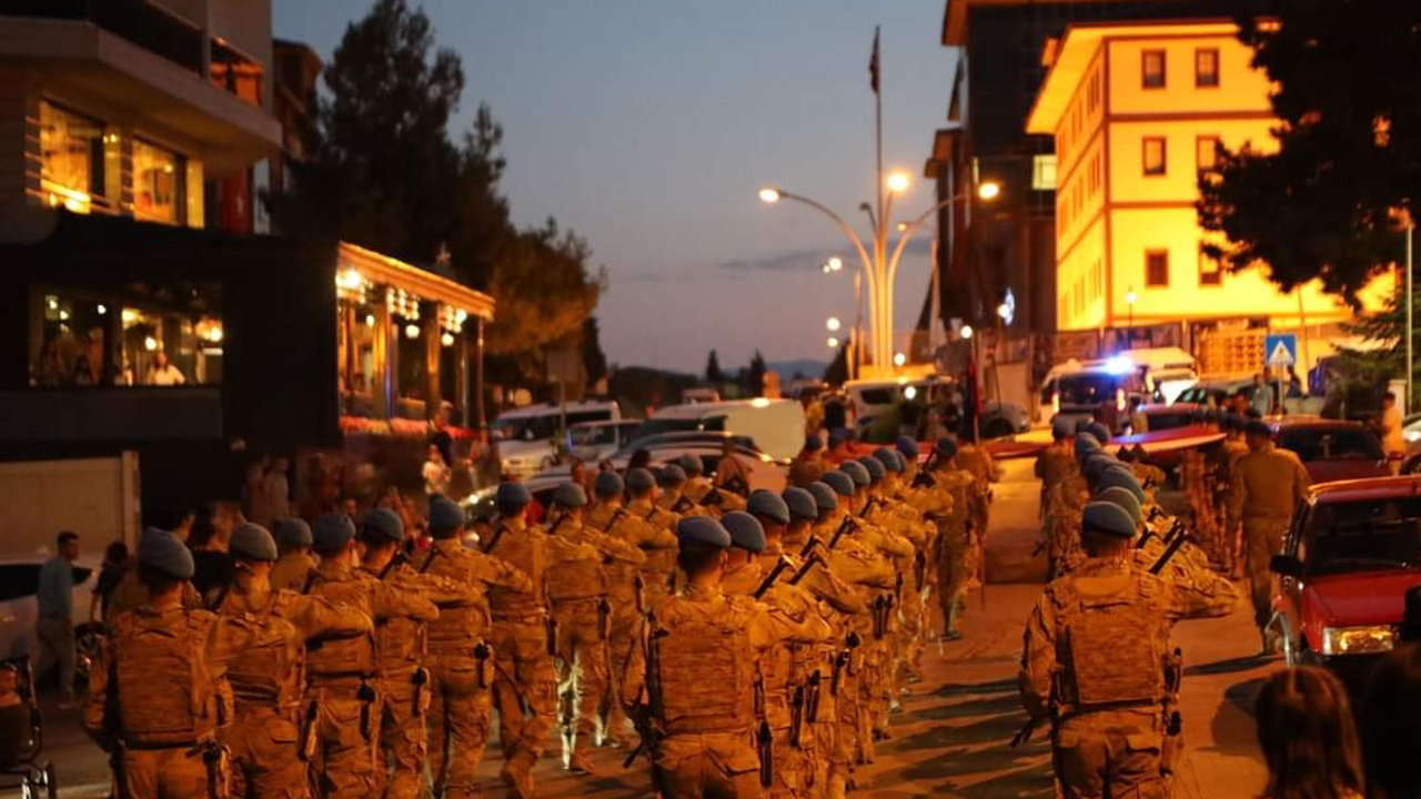 Tarihi ilçenin sokaklarını inleten komandolar vatandaşlardan büyük alkış aldı