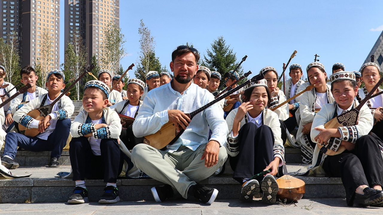 Kazak sanatçı yüzlerce çocuğa dombra çalmayı öğretti