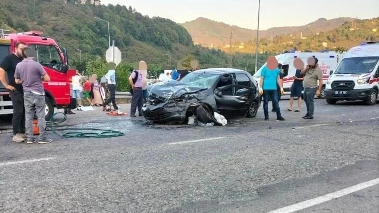 Giresun’da minibüs ile otomobil kafa kafaya çarpıştı: 1 ölü, 2 yaralı