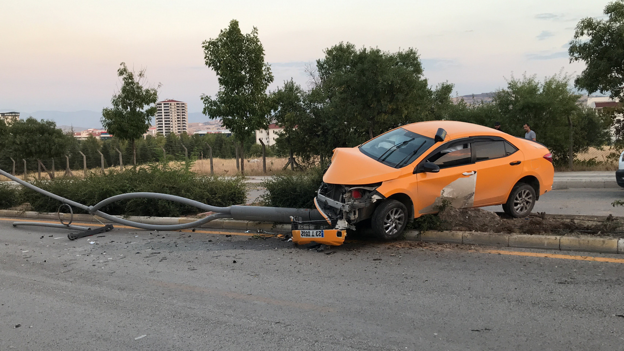 3 araca çarptı kaçtı, refüje çıkıp direği devirdi: 1 yaralı