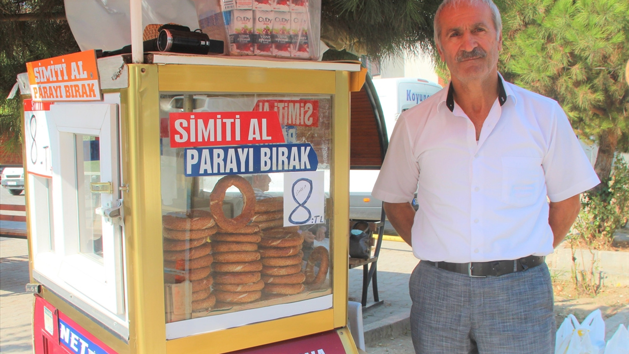 Amasya'da simitçi "Simidini al, paranı bırak" notuyla ürünlerini satışa sunuyor