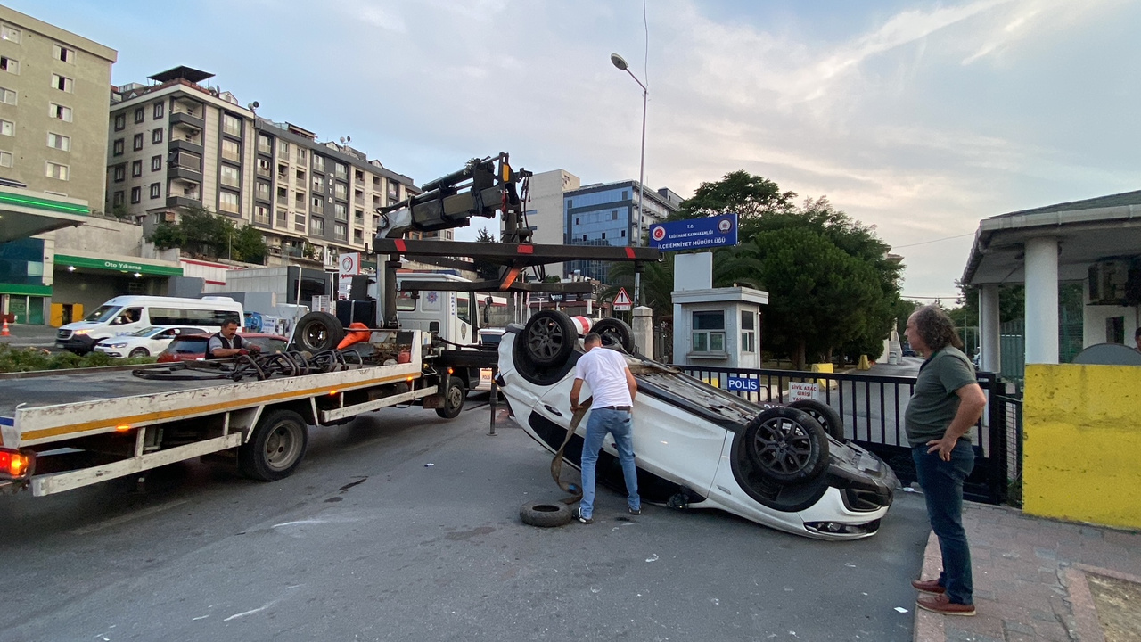 Kağıthane’de takla atan otomobil, Emniyet Müdürlüğü’nün önüne uçtu