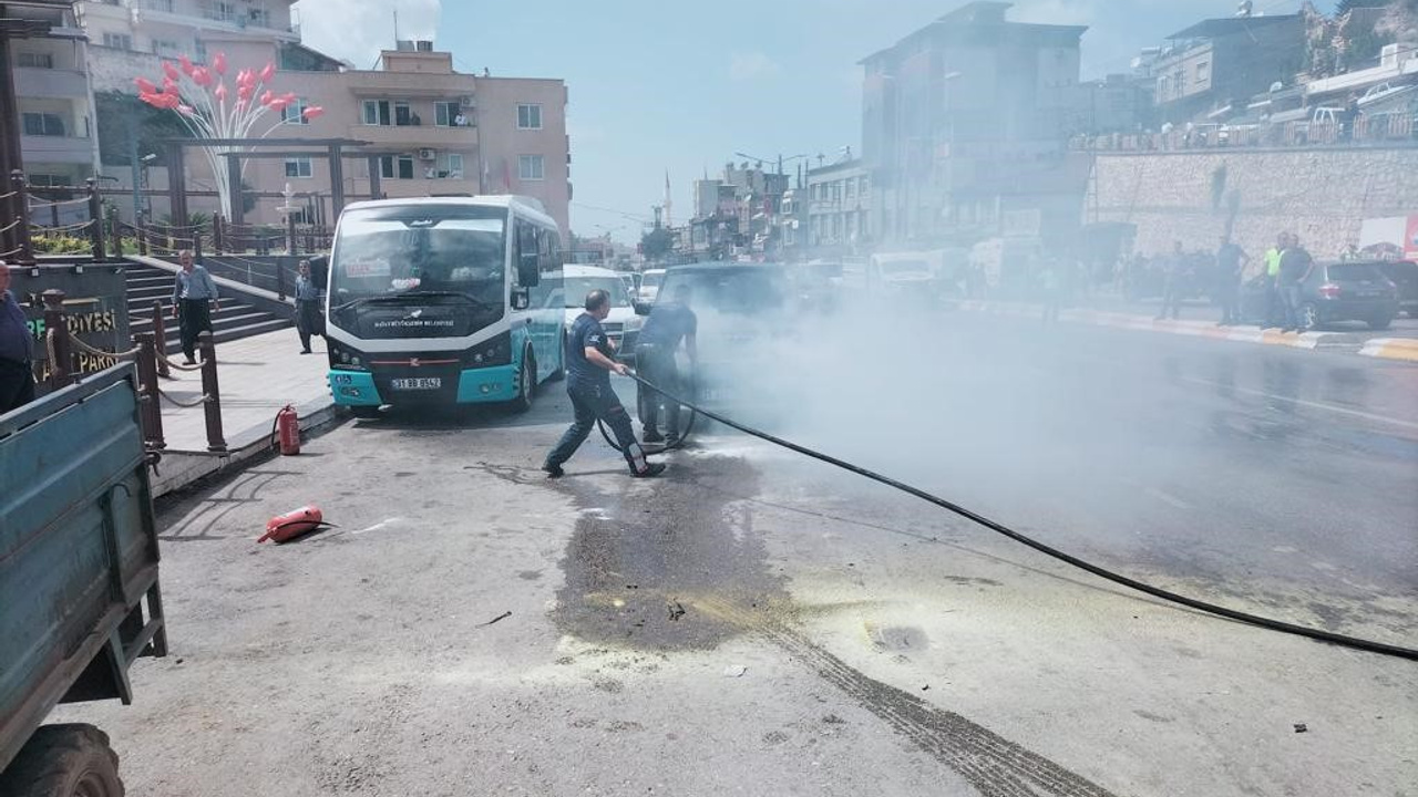 Hatay’da araçta çıkan yangını itfaiye söndürdü