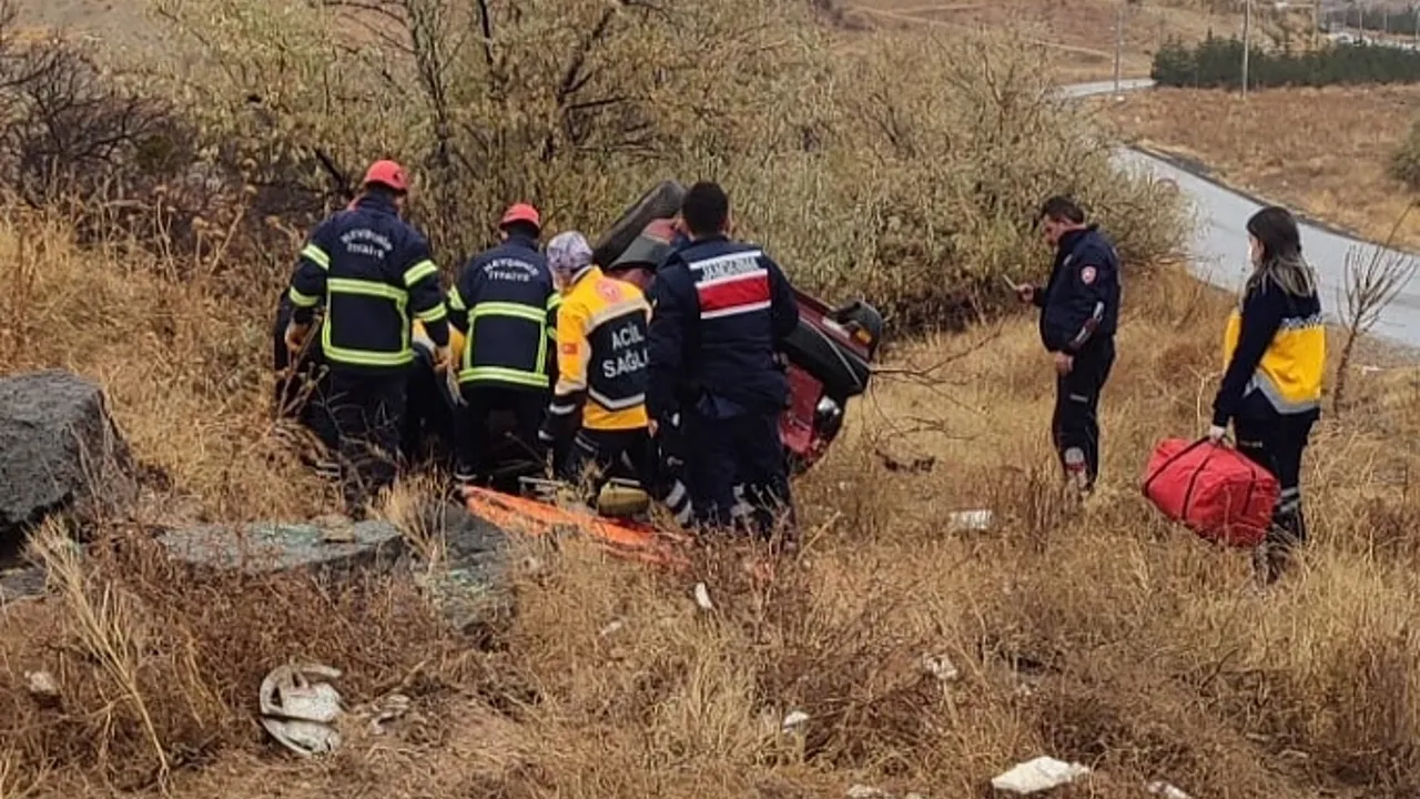 Kırıkkale'de kontrolden çıkan otomobil takla attı: 3 yaralı