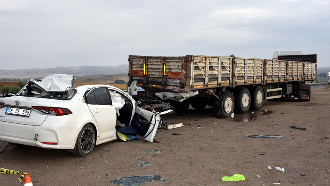 Kırıkkale'de TIR’a çarpan otomobilin sürücüsü öldü, eşi yaralandı