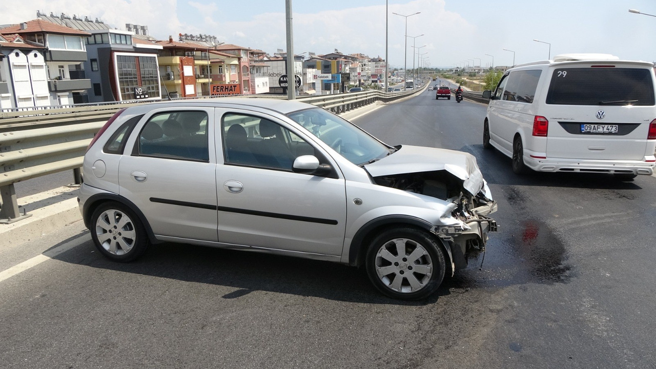 Antalya'da otomobil, bariyerlere çarparak durdu