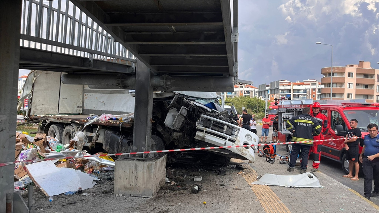 Muğla'da üst geçide çarpan tırın sürücüsü vefat etti