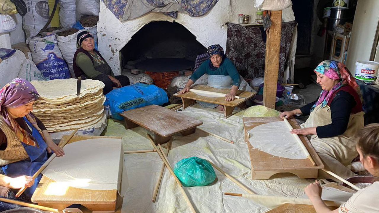 Yozgatlı ev hanımları kışlık yufka hazırlığına başladı: 1 yıl bayatlamadan duruyor!