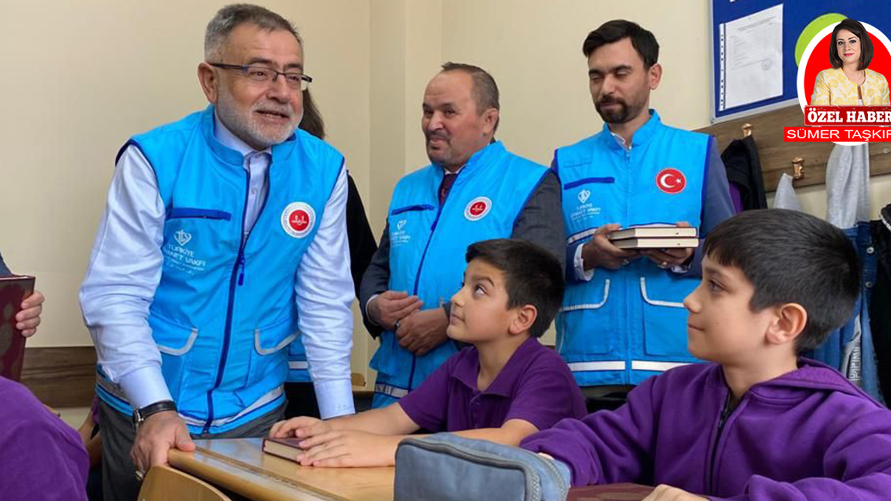 Kur'an-ı Kerim dersi seçen öğrencilere ilk Kur'an’ları Diyanet Vakfından hediye