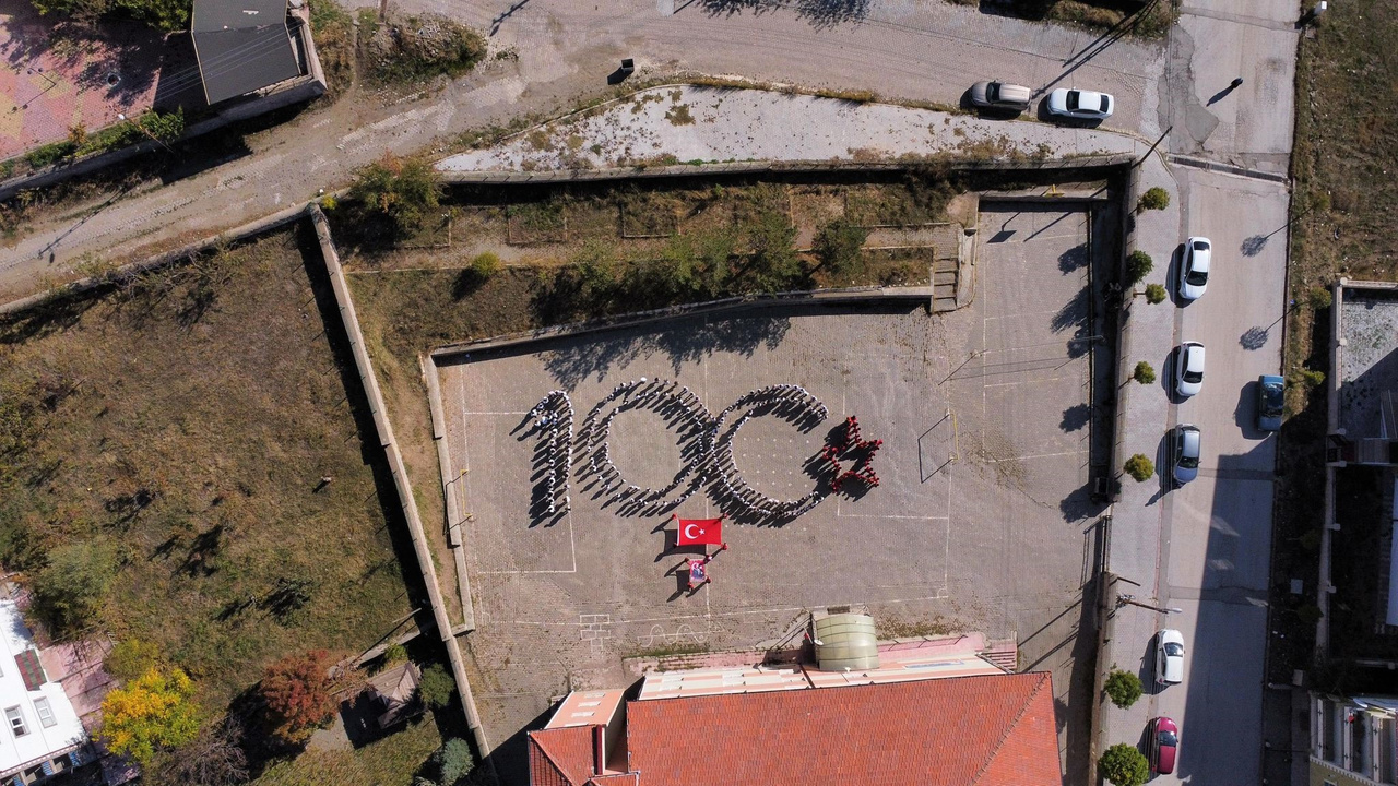 Yozgat'ta öğrenciler 100.yıl koreografisi yaptı