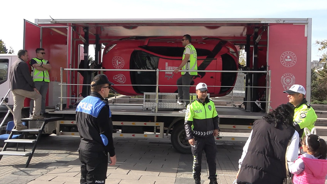 Kırıkkale'de trafik polisi sürücülere emniyet kemeri önemini simülasyonla anlatt