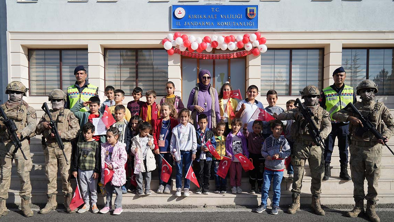 Jandarma ekipleri, Kırıkkaleli öğrencilerin yüzünü güldürdü