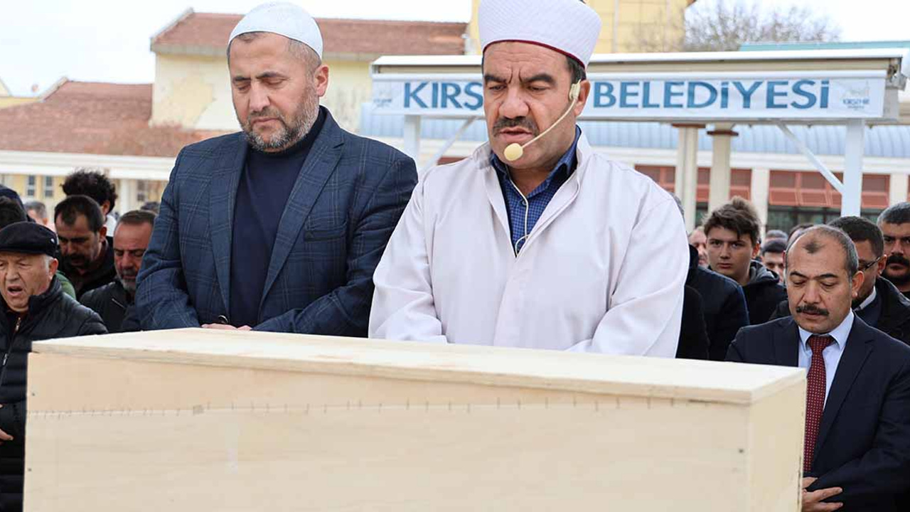 Yürekleri yakan kazada vefat eden 4 kişi Kırşehir'de toprağa verildi