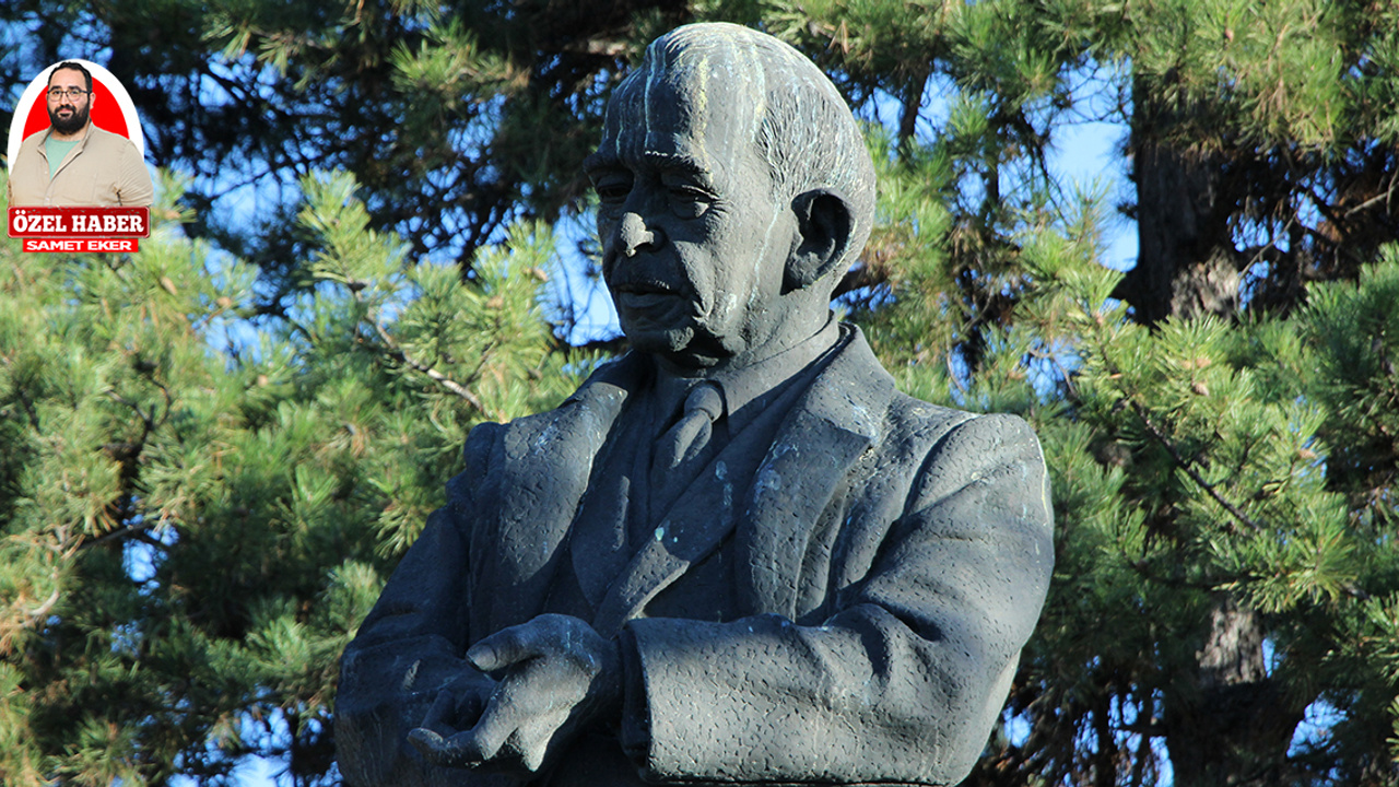 Pembe Köşk’ün karşısındaki İsmet İnönü Heykeli kuş pisliği içinde…