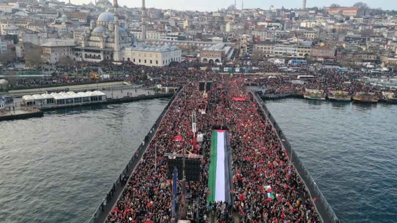 İstanbul Galata Köprüsü'nde 'Şehitlere rahmet, Filistin'e destek, İsrail'e lanet' yürüyüşüne yüz binler katıldı