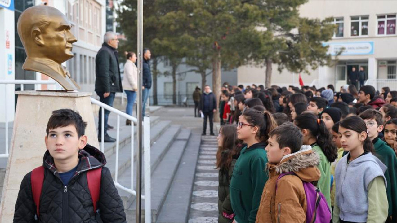 Kırşehirli öğrencilerden şehitler için saygı duruşu!