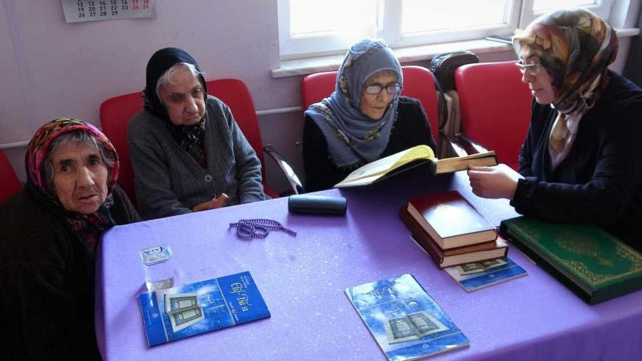 Yozgat'ta huzurevindeki yaşlılara Kur'an Kursu!