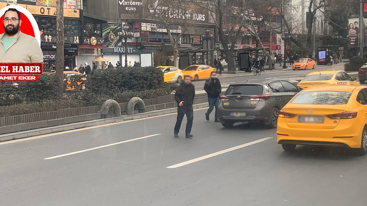 Ankara’nın göbeğinde orta refüjden karşıdan karşıya geçen vatandaşlar, trafiği ve kendi canlarını tehlikeye atıyor