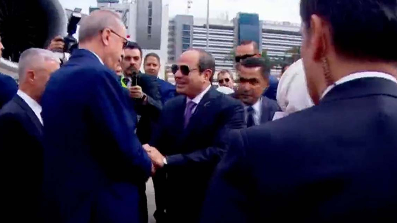 Cumhurbaşkanı Erdoğan, 12 yıl sonra Mısır'da | Sisi kırmızı halıda karşıladı