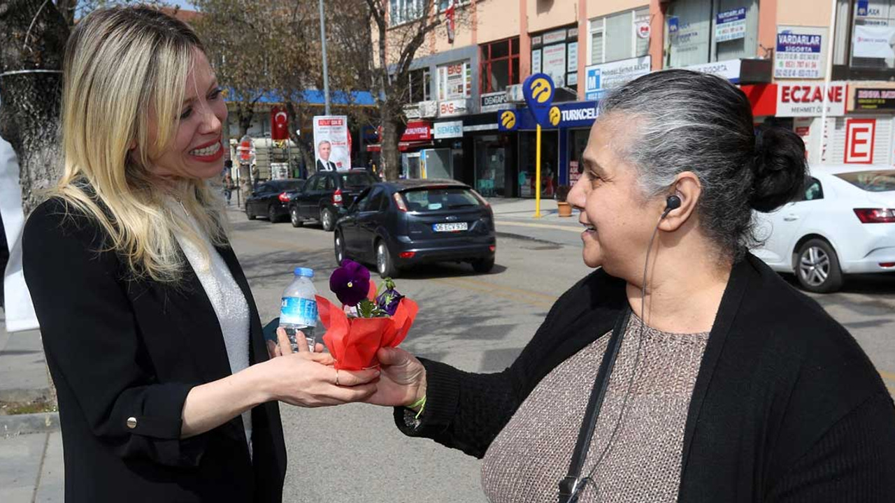 Yenimahalleli kadınlara menekşe sürprizi!