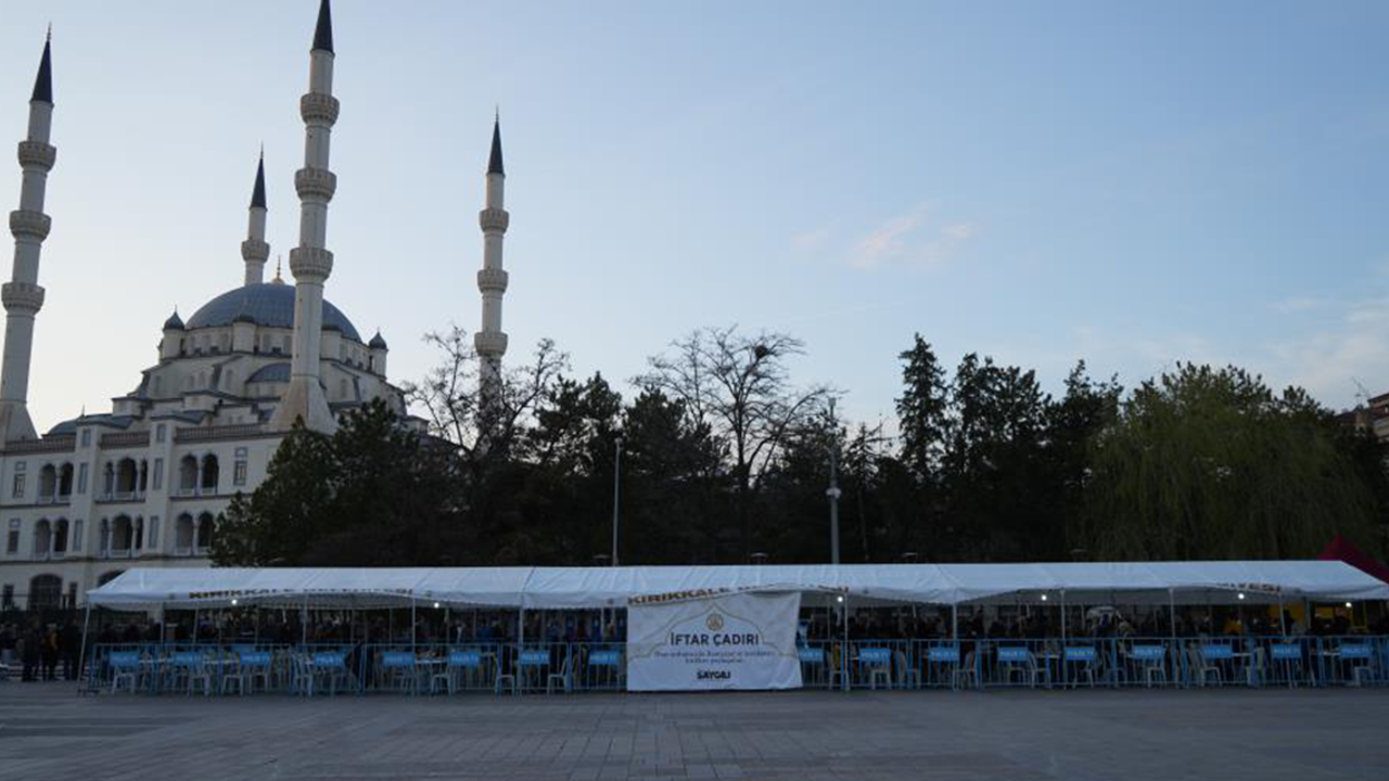 Kırıkkale'de vatandaşlar ilk orucunu iftar çadırında açtı