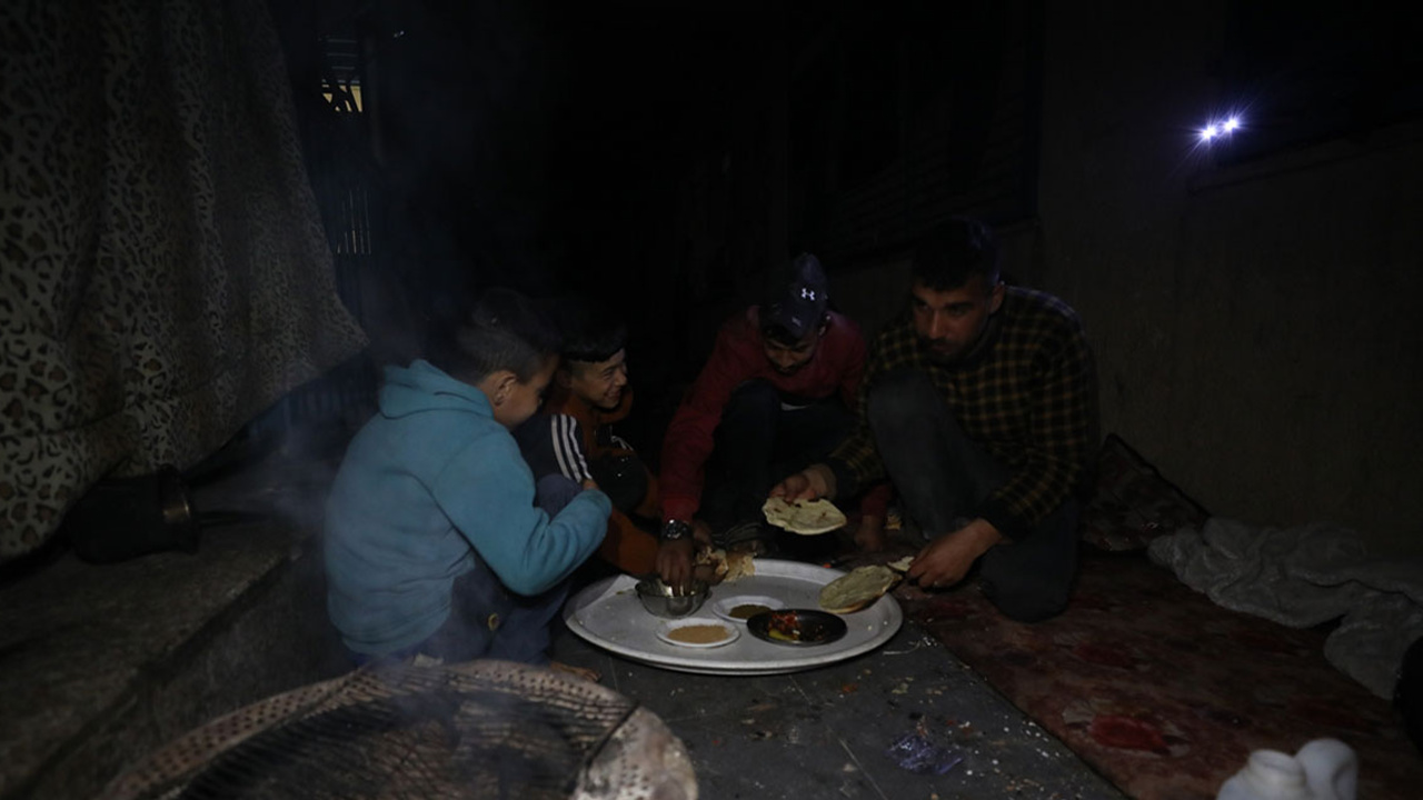 İsrail'in açlığa mahkum bıraktığı Filistinli çocuktan sitem: "Yemek yemek istiyoruz"