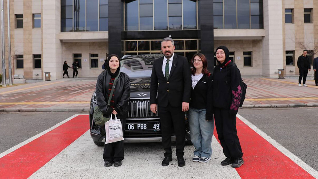 Pursaklar Belediye Başkanı Ertuğrul Çetin yeni makam aracı TOGG ile Pursaklar'ı turladı