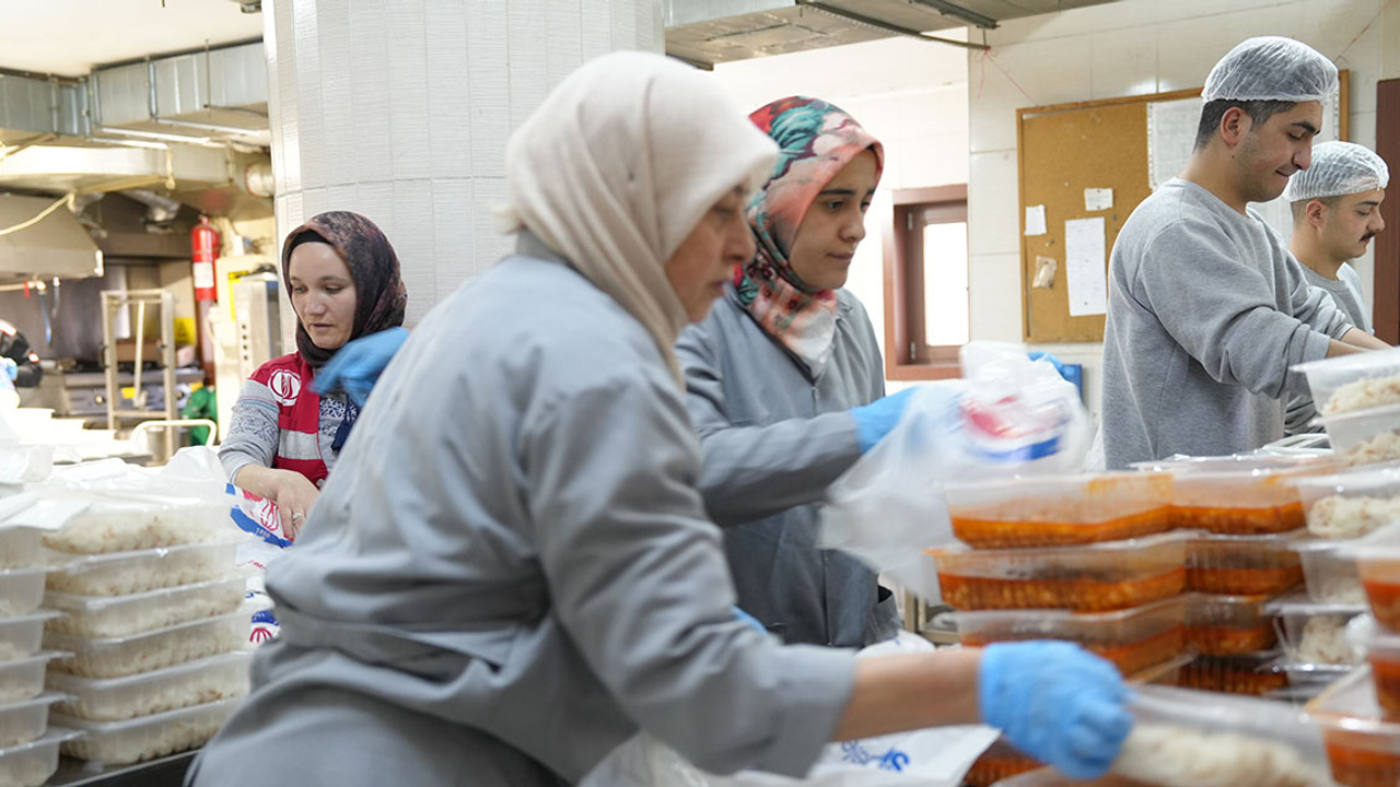 Sincan'da yüzlerce kişi için iftar ve sahur yemeği desteği