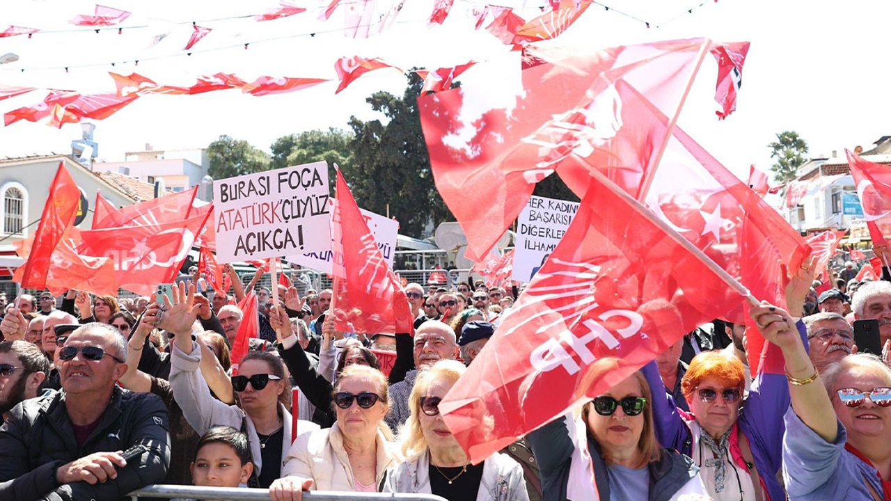 CHP Lideri Özgür Özel, Foça'daki mitingde slogan atan kişiyi eleştirdi: “Evladım o mesajı mı verdik şimdi?"