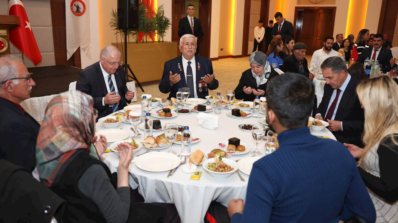 Milli Savunma Bakanı Güler, Kırşehir'de şehit aileleri ve gazilerle iftar yaptı