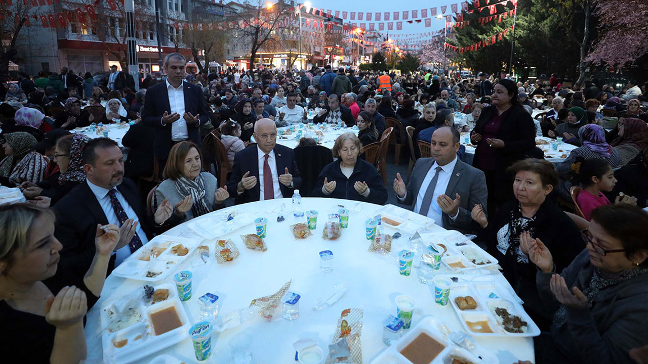 Yenimahalle'de iftar yemekleri sürüyor!