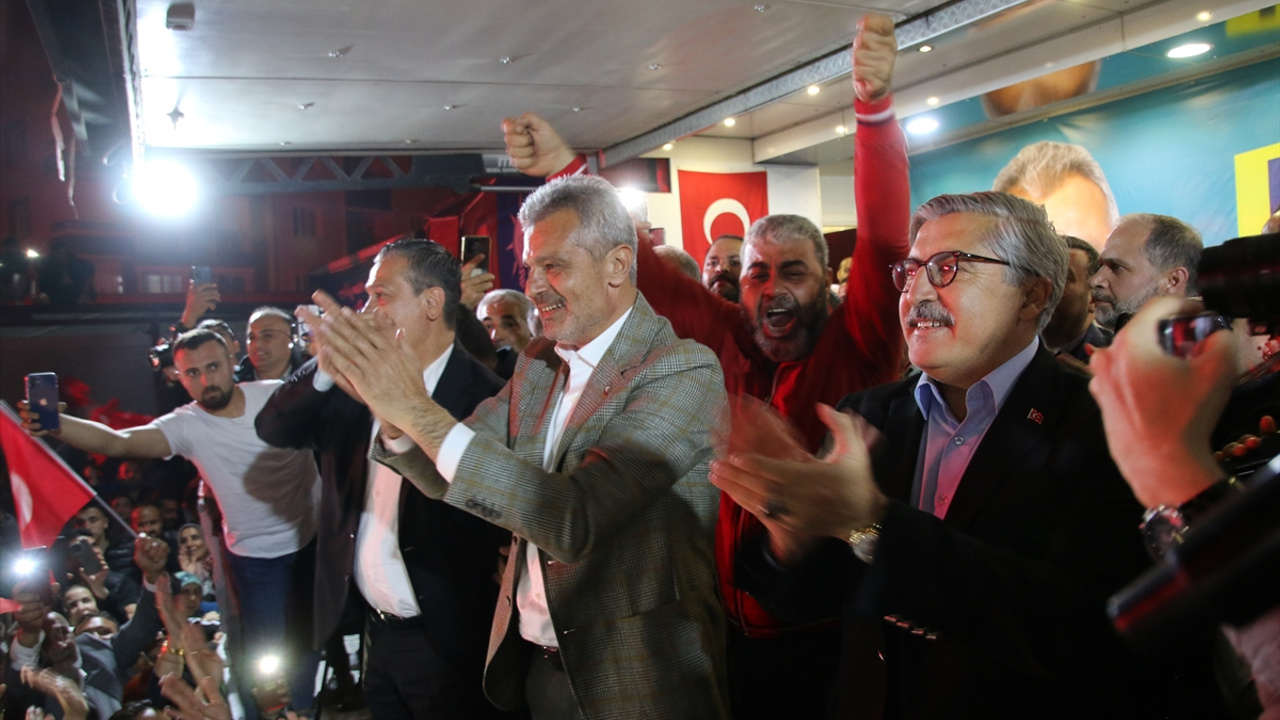 Hatay'da AK Parti adayı zafer konuşması yaptı