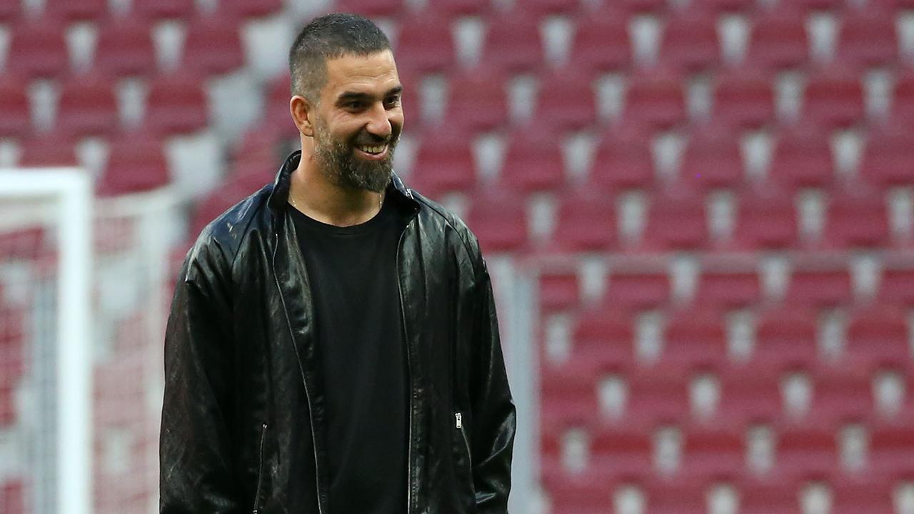 Arda Turan ilk Süper Lig maçında kırmızı gördü