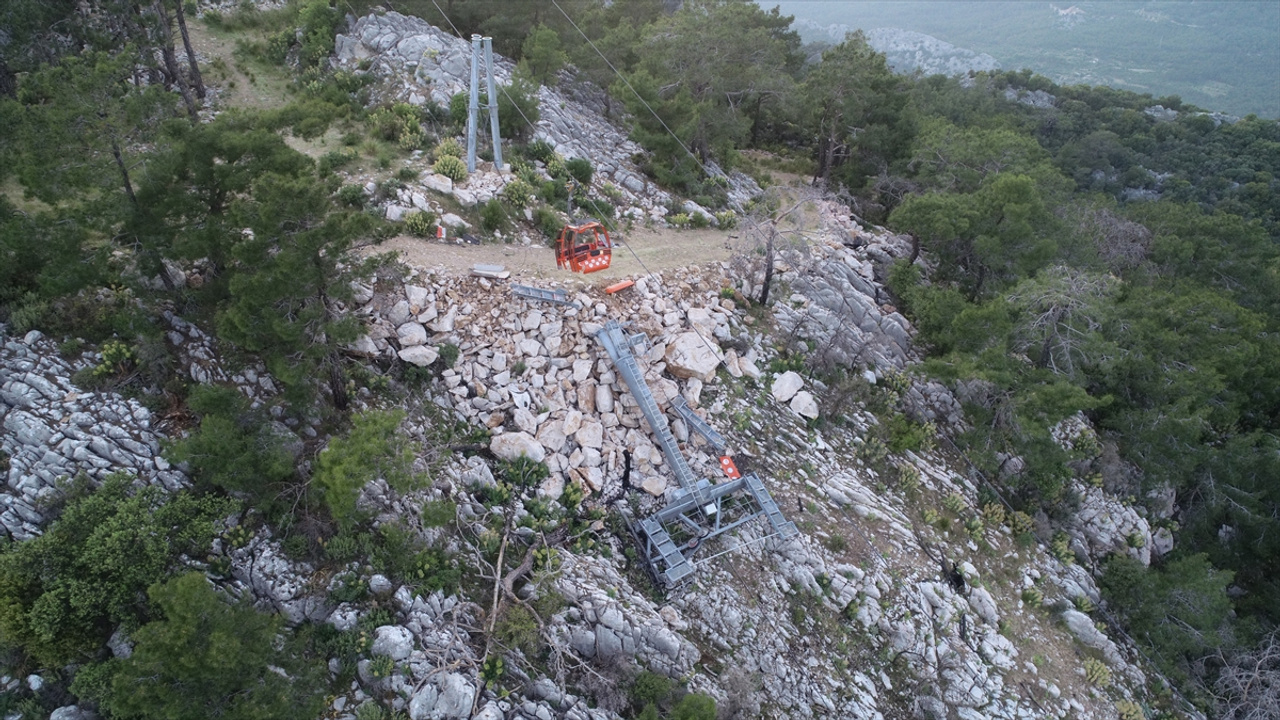 Teleferik kazasının ardından oluşan enkaz havadan görüntülendi