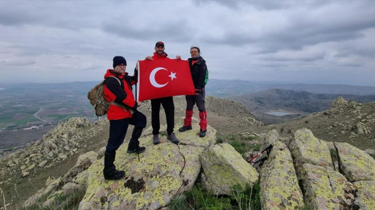 Baran Dağları'na tırmanıp Türk Bayrağı açtılar!